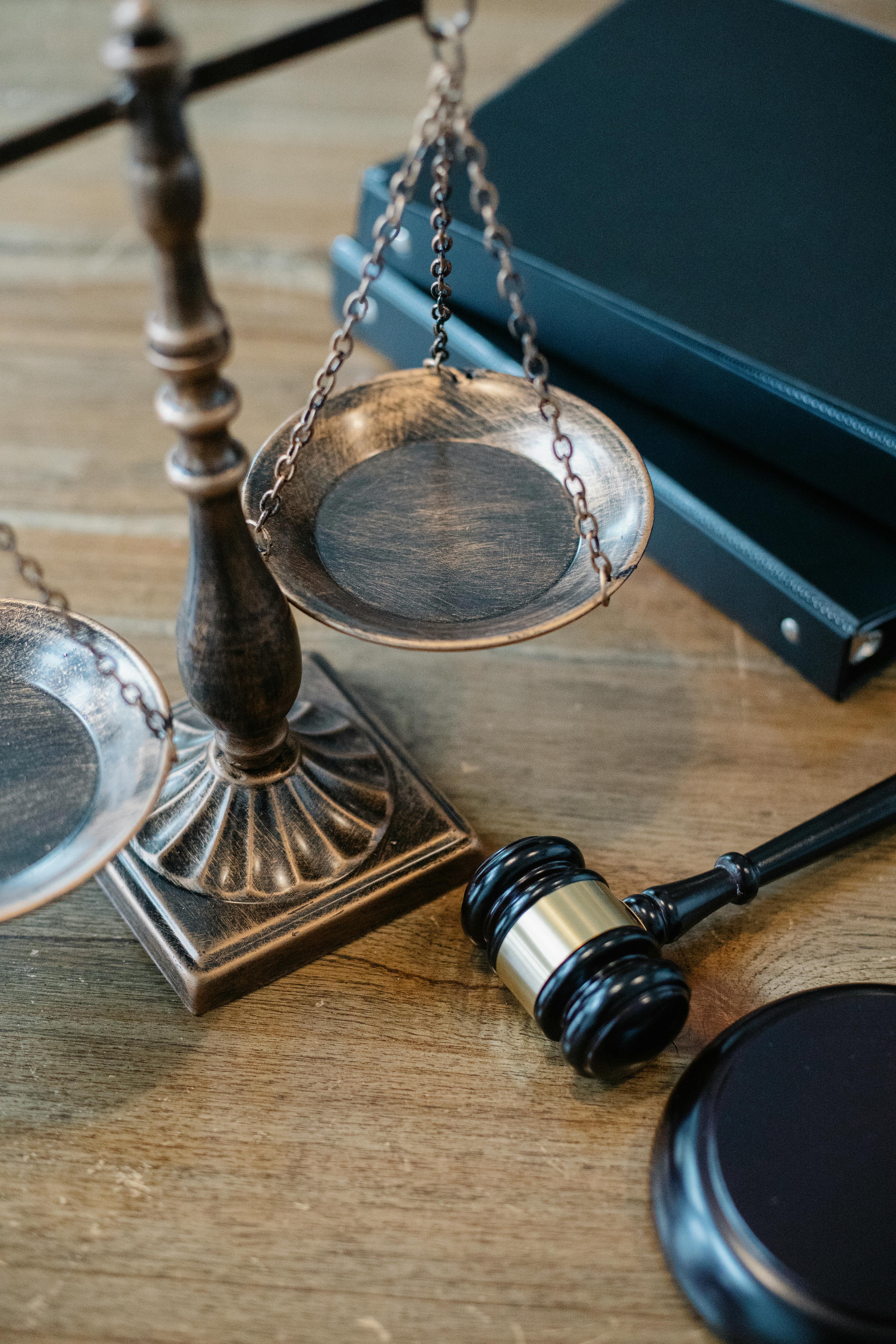 Balança da justiça e martelo representando estratégia jurídica
