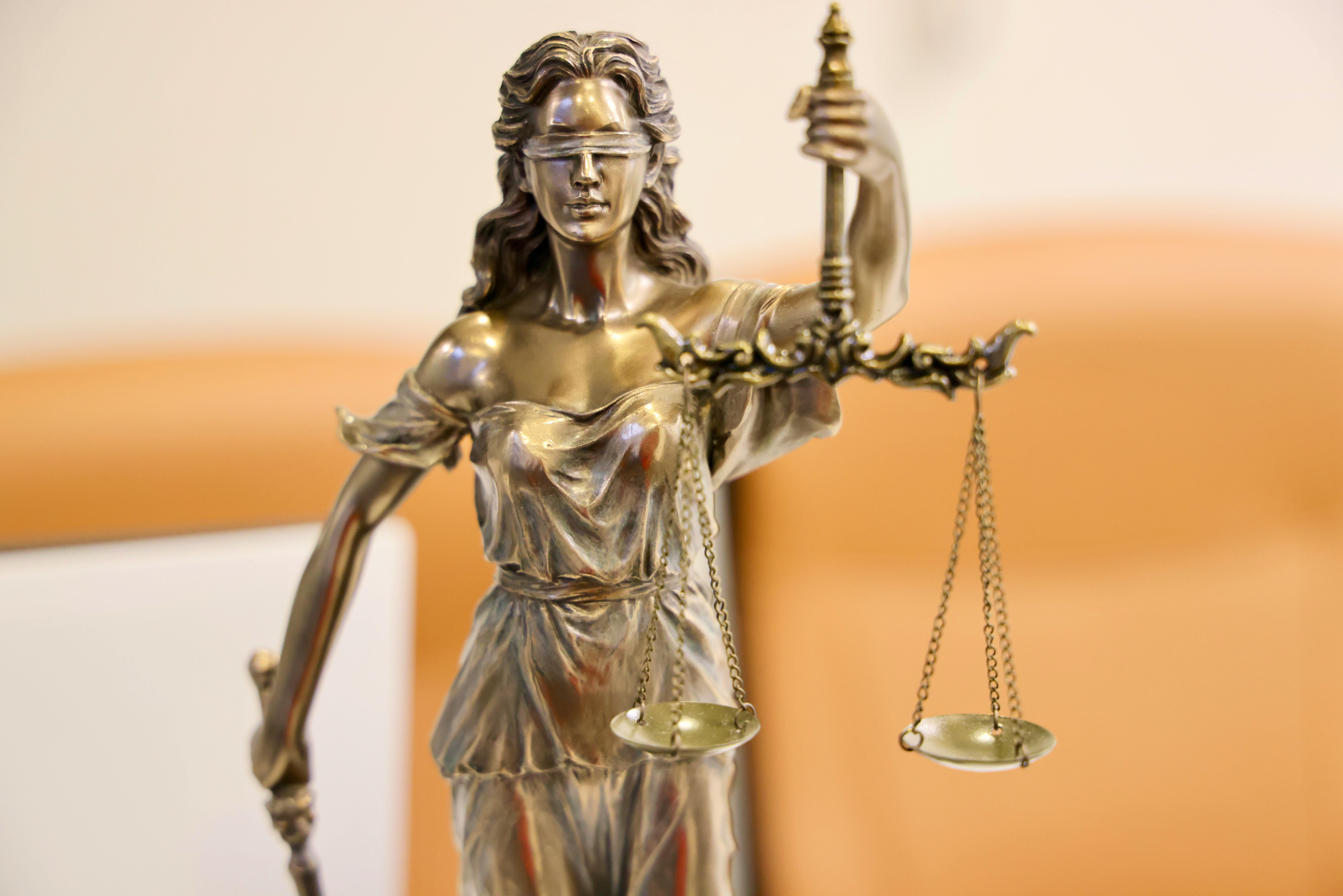 Estátua da justiça representando atendimento jurídico